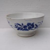 Ancien bol a cotes sur piedouche decor frise de fleurs bleues 1