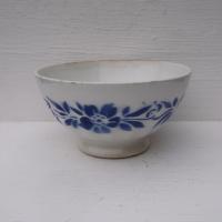 Ancien bol a cotes sur piedouche decor frise de fleurs bleues 2