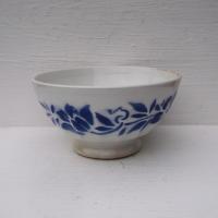 Ancien bol a cotes sur piedouche decor frise de fleurs bleues 3