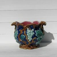 Ancien cache pot en barbotine decor pampres de vigne 1