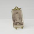 Cadre porte-photo ancien en laiton et verre biseauté à poser