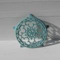 Dessous de plat ancien en fonte émaillée couleur bleu céladon