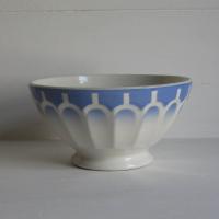 Ancien gros bol a cotes sur piedouche decor frise bleue a