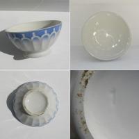 Ancien gros bol a cotes sur piedouche decor frise bleue b