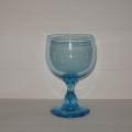 Ancien gros verre à pied en verre bleu