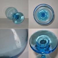 Ancien gros verre a pied en verre bleu b