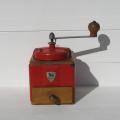 Moulin à café ancien Peugeot  Frères en bois et métal de couleur rouge