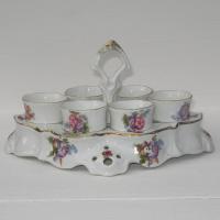 Ancien oeufrier porte coquetiers en porcelaine et ses six coquetiers decor fleurs champetres 1