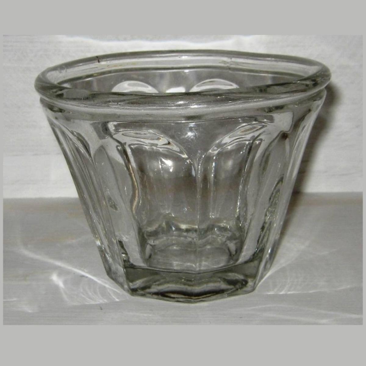 Ancien pot a confiture en verre moule de forme conique 1
