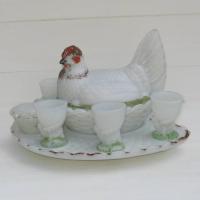 Ancien service a oeufs vallerysthal poule en opaline sur nid avec ses 6 poussins coquetiers sur plateau 1