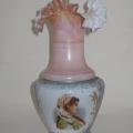 Vase ancien en opaline Diseuse de bonnes aventures