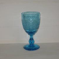 Ancien verre a pied en verre bleu a