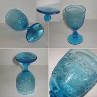 Ancien verre a pied en verre bleu b