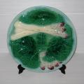 Ancienne assiette à asperges en barbotine, marquée au dos G1 195, Majolica (a)