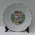 Ancienne assiette à dessert décor d'enfants KG Lunéville intitulée Déclaration