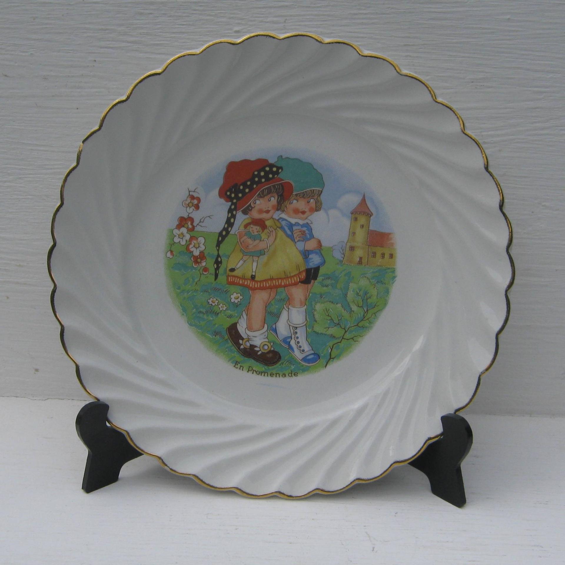 Ancienne assiette a dessert decor enfants en promenade 1