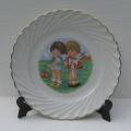 Ancienne assiette à dessert décor d'enfants KG Lunéville intitulée Hésitation