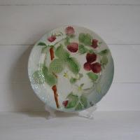 Ancienne assiette en barbotine decor framboises 1