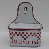 Ancienne boite a allumettes en tole emaillee decor damier rouge et blanc ecriture rouge 1