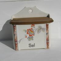 Ancienne boite a sel en porcelaine decor de fleurs 1