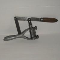 Ancienne bouchonneuse sanbri 1