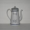 Ancienne cafetière en tôle émaillée fond blanc fleurs bleues