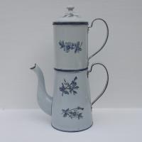 Ancienne cafetiere en tole emaillee a decor de fleurs sur fond blanc 1