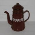 Ancienne cafetière en tôle émaillée marron à frise géométrique blanche