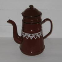 Ancienne cafetiere en tole emaillee marron a frise geometrique blanche 1