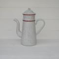 Ancienne cafetière en tôle émaillée fond blanc marbré de rouge