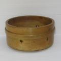 Ancienne faisselle à fromage en bois monoxyle complétée de sa presse art populaire Queyras Savoie