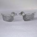 Ancienne paire de saliere poivriere en verre moule transparent representant des canards 1