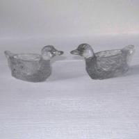 Ancienne paire de saliere poivriere en verre moule transparent representant des canards 1