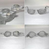 Ancienne paire de saliere poivriere en verre moule transparent representant des canards 2
