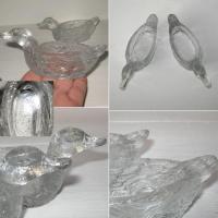 Ancienne paire de saliere poivriere en verre moule transparent representant des canards 3