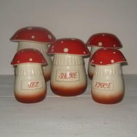 Ancienne serie de pots a epices en ceramique representant des champignons amanites tue mouches 1