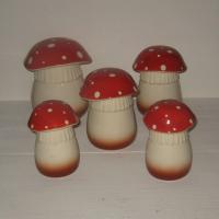 Ancienne serie de pots a epices en ceramique representant des champignons amanites tue mouches 2