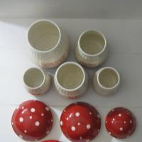 Ancienne serie de pots a epices en ceramique representant des champignons amanites tue mouches 4