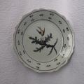 Assiette ancienne en faïence de Nevers à décor d'un oiseau venant nourrir ses petits dans le nid