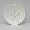 Assiette égouttoir à fraises ou à fromage frais faisselle ancienne en faïence blanche de Digoin Sarreguemines