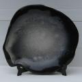 Assiette coquillage en céramique de Pol Chambost pourtour noir