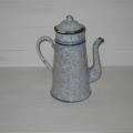 Ancienne cafetière en tôle émaillée complète fond blanc marbré de bleu