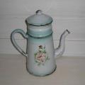 Ancienne cafetière en tôle émaillée blanche et dégradé de vert à décor de roses et de pensées