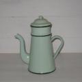 Ancienne petite cafetière en tôle émaillée verte avec rebords verts foncés