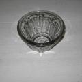 Ancien petit pot à confiture en verre moulé de forme conique fleur dans le fond