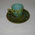 Ancienne tasse et sa sous-tasse en barbotine décor bambou