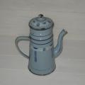 Ancienne cafetière en tôle émaillée fond bleu frise de fleurs stylisées