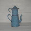 Ancienne cafetière en tôle émaillée fond bleu moucheté de blanc rebords rouges