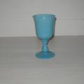 Ancien verre à pied en opaline bleue
