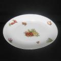 Ancien grand plat ovale en porcelaine décor légumes